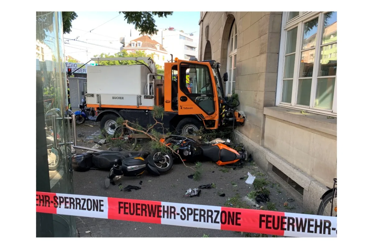 Basel - Führerloser Kleinlastwagen beschädigt über dreissig parkierte Autos!