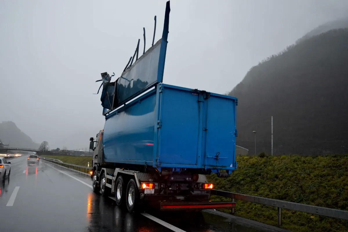 Stans NW - Offener Containerdeckel beschädigt Wechseltextanzeige