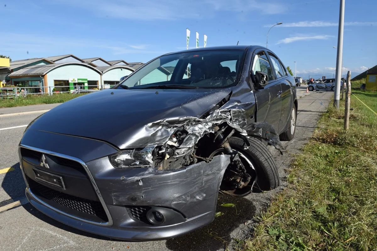 Heftiger Crash in Schötz LU - Auto gerät auf die Gegenfahrbahn - vier Personen verletzt