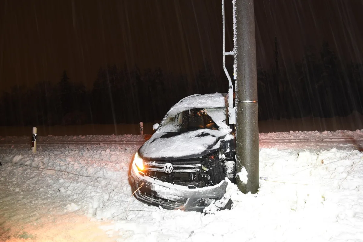 Über 20'000 Franken Sachschaden in Bad Ragaz SG - Auto prallt in Strommasten – Lenker alkoholisiert