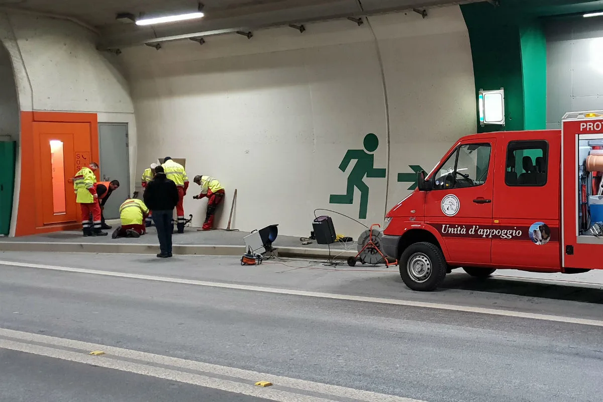 Roveredo GR - Kleines Kätzchen aus misslicher Lage gerettet