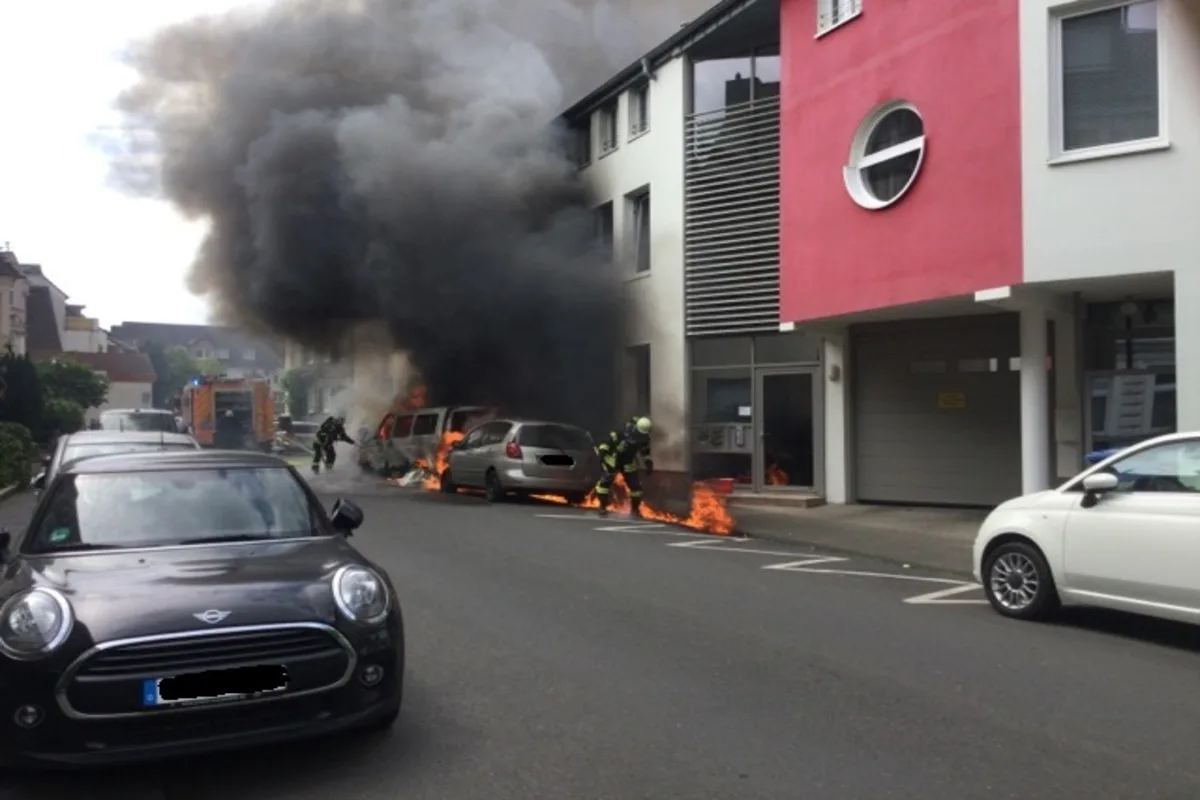 Bonn - PKW-Brand artet aus