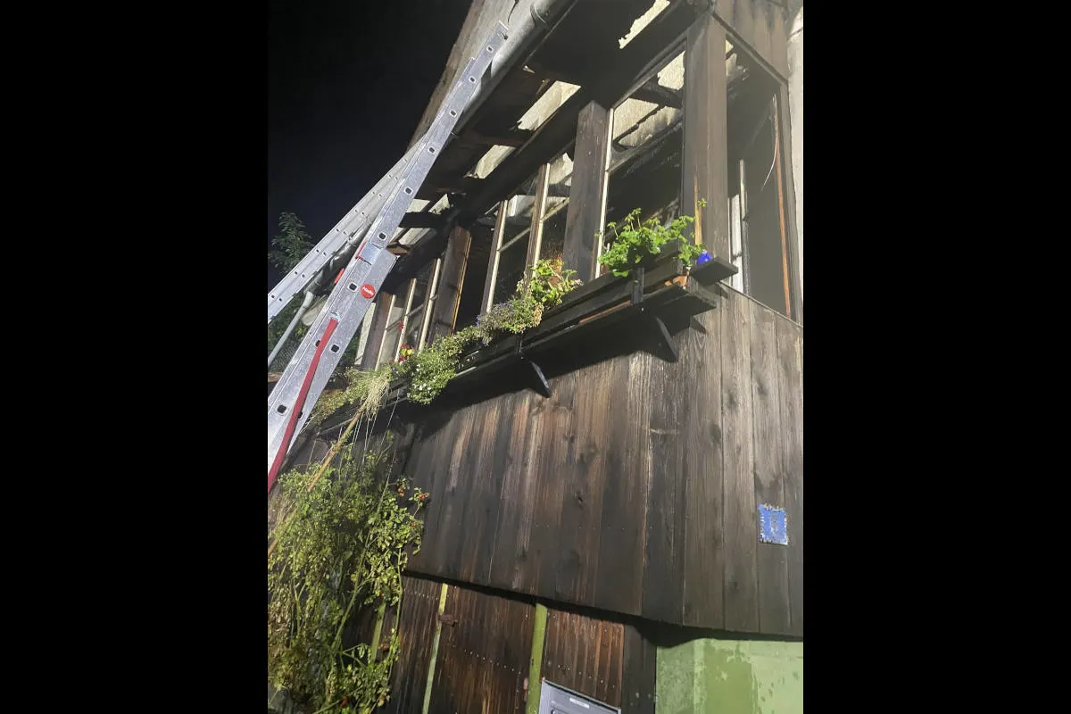 Reigoldswil BL – Brand einer Laube erfordert Feuerwehreinsatz – eine Person verletzt