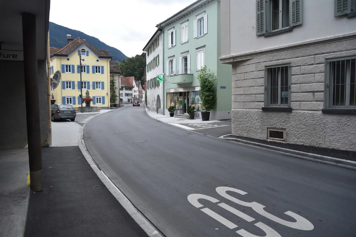  Schmerzhafter Unfall in Domat/Ems - Velofahrerin bricht sich bei Sturz das rechte Bein