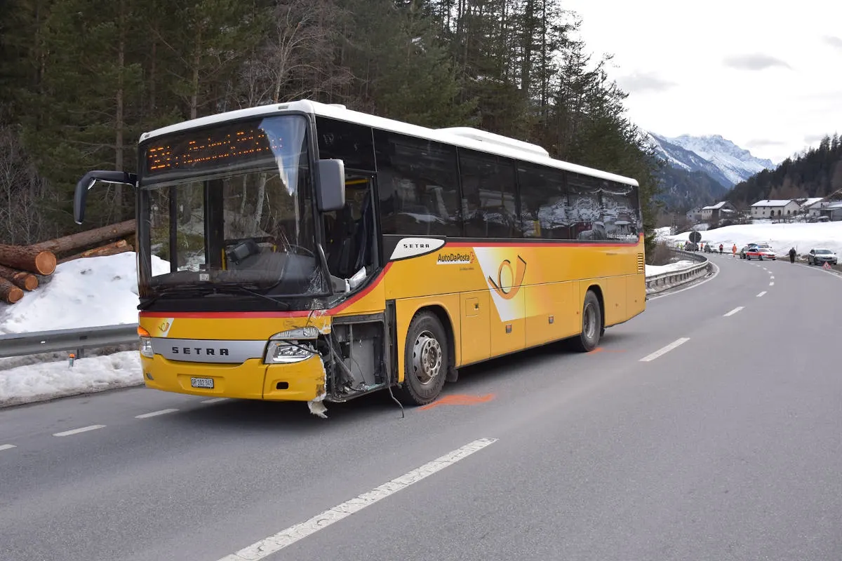 Martina GR – Kollision zwischen Postauto und Personenwagen