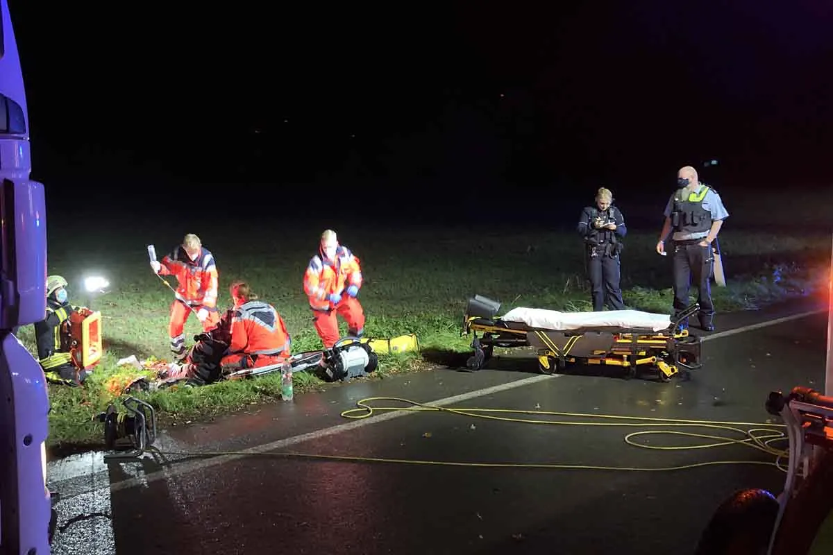 Motorrad-Unfall in Ahlen - Lkw-Fahrer entdeckt schwerverletzten Motorradfahrer im Straßengraben