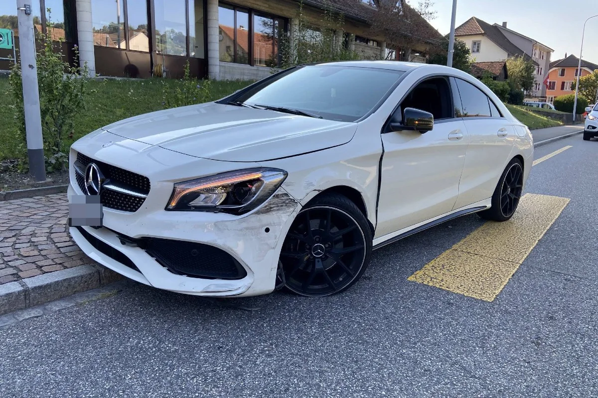 Frontalkollision wegen Sekundenschlaf in Gränichen AG -  21-Jähriger nickt am Steuer des Mercedes ein