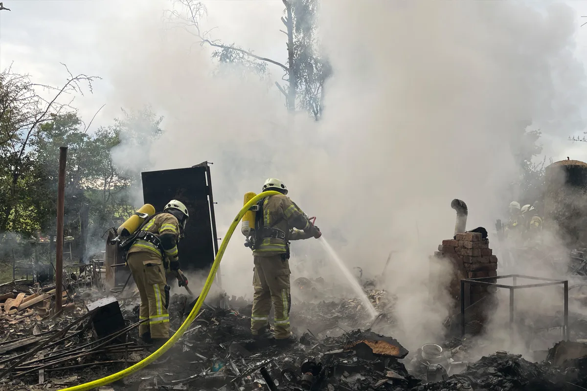 Lehrte NI – Brand von Gebäude und Fahrzeug in Kleingartenanlage