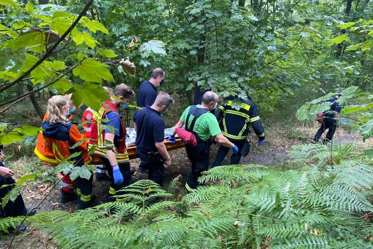 Herdecke - Mountainbikefahrer stürzt im Wald schwer - Anstrengende Personenrettung aus unwegsamen Gelände