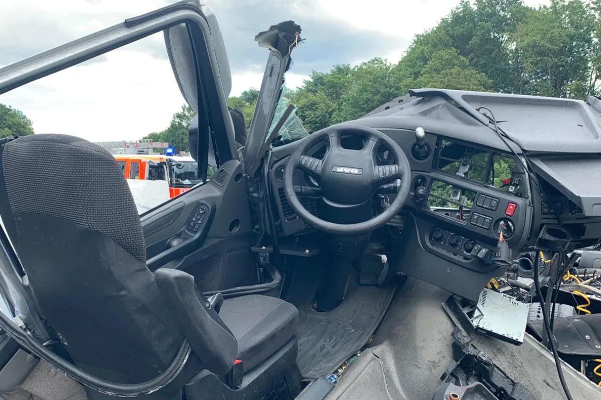 Schwerer LKW Unfall auf der Autobahn