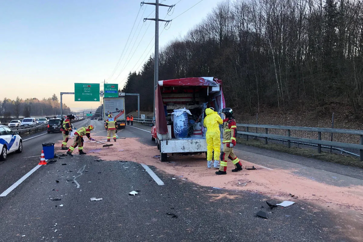 A1 Bolligen/Grauholz BE - Sechs Verletzte bei Auffahrkollision