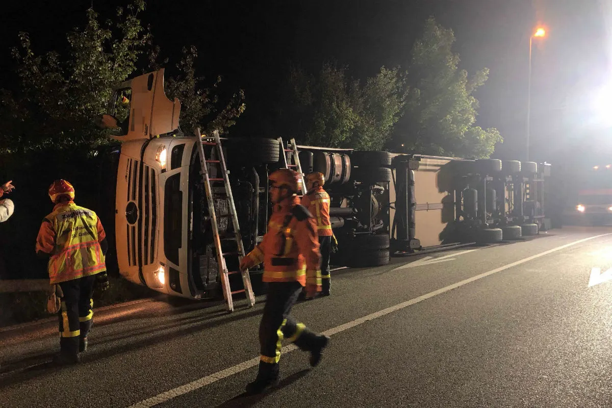 St. Gallen SG - Sattelschlepper mit hängender Ladung gekippt