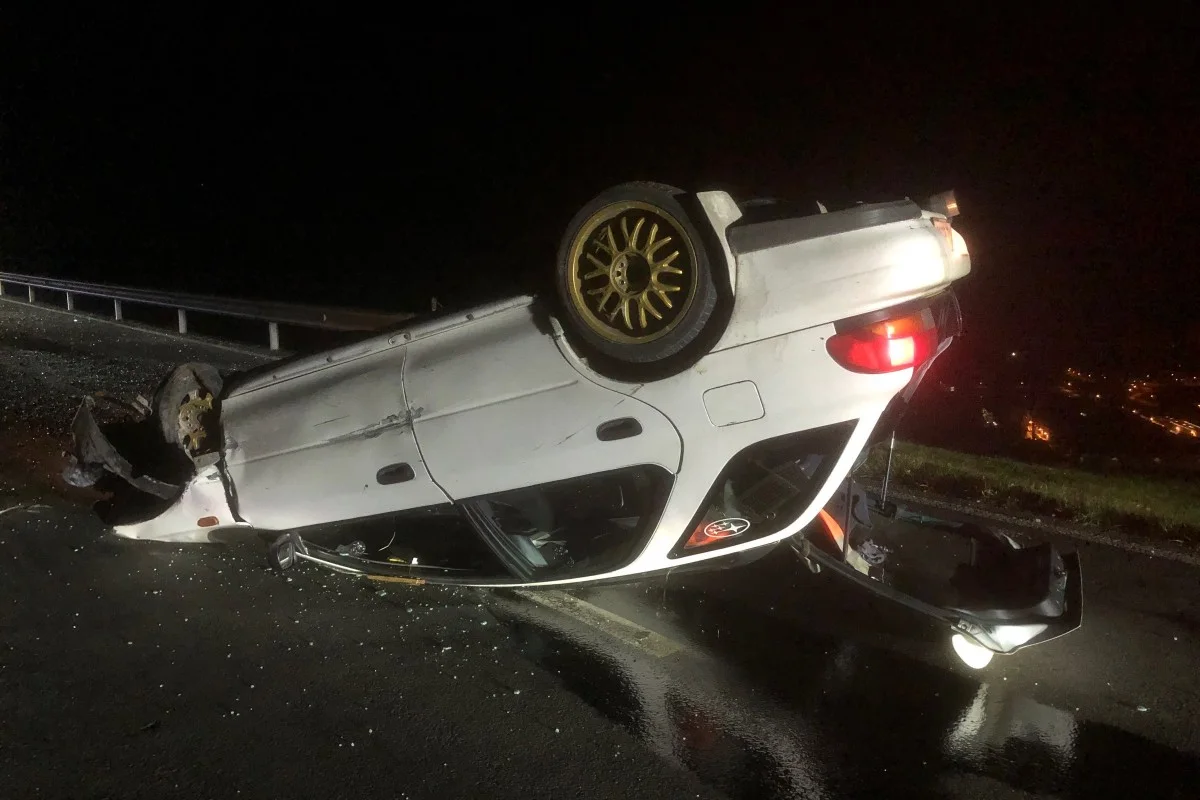 Totalschaden in Mollis GL - Autolenker weicht einem Wildtier aus und landet auf dem Dach