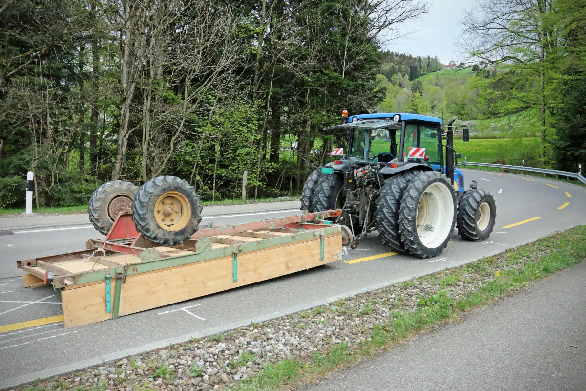 St. Gallen SG - Traktoranhänger während der Fahrt gekippt