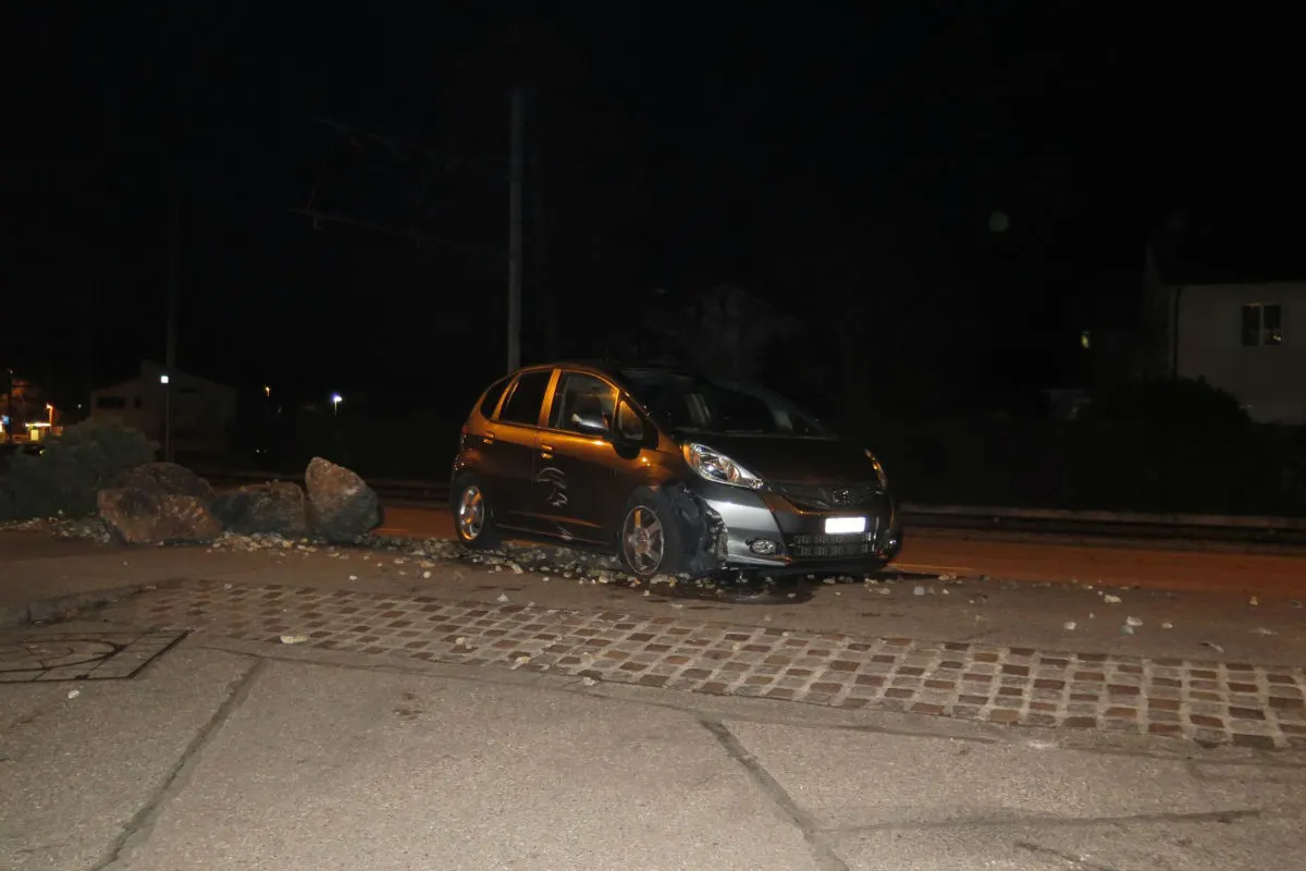 Münchenstein BL - Fahrzeuglenkerin verursacht Selbstunfall
