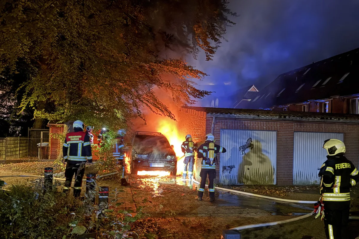 Aurich NI – Brand von Pkw nahe Gebäude