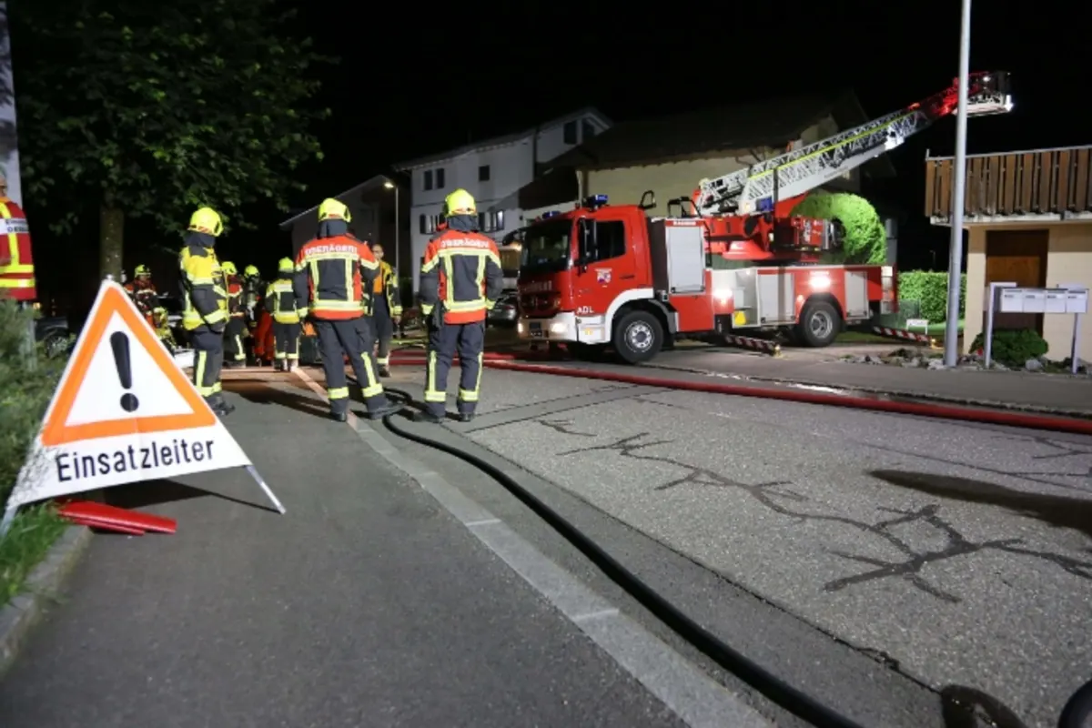 Oberägeri ZG - Hofmattstrasse wegen Feuerwehreinsatz gesperrt