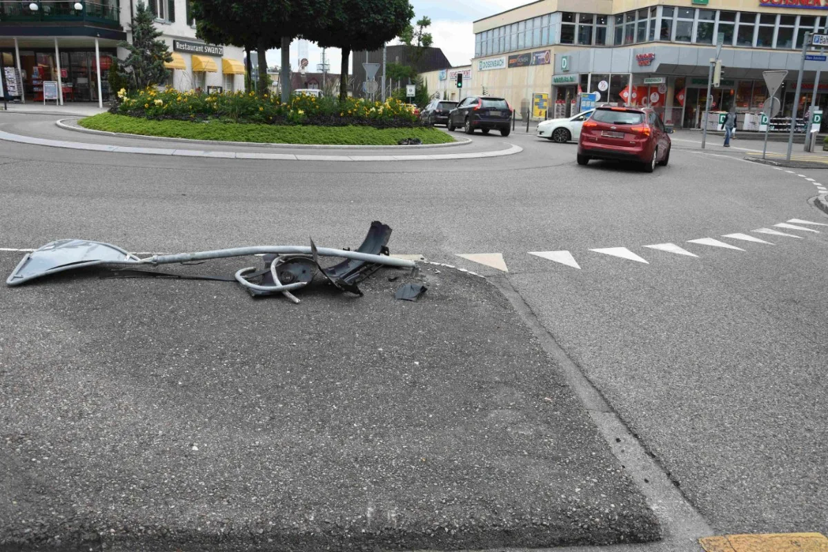 Fahrunfähig in Wil SG -  Signaltafel zerstört - Lenker ist Führerschein los