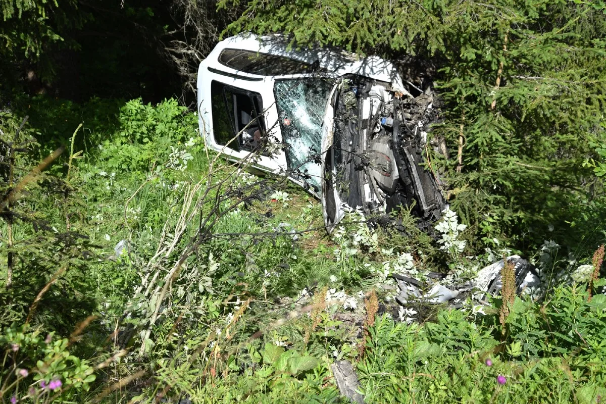 Spektakulärer Unfall in Bivio - Auto gerät auf der Julierstrecke von der Strasse - Totalschaden!