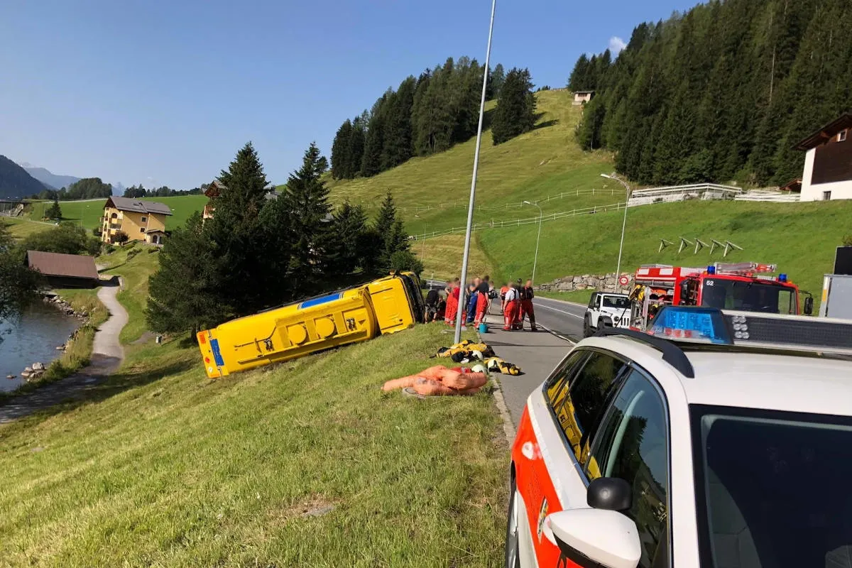 Davos GR – Tanklastwagen kippt auf Seite