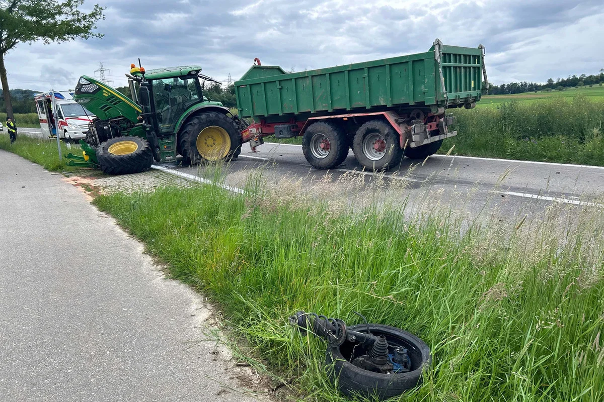Lupfig AG - Heftige Kollision mit Traktor - Auto überschlägt sich 