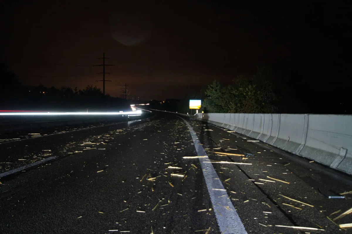 Rotkreuz ZG - Festbankgarnituren auf Autobahn verstreut