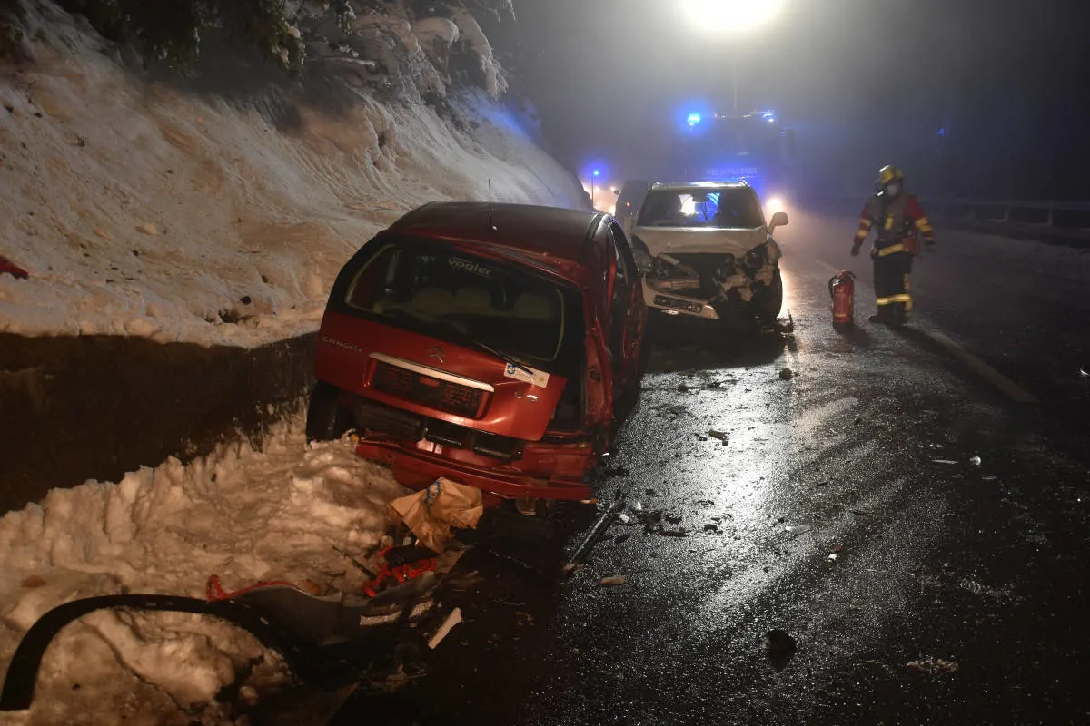 Heftiger Unfall bei Engelberg OW – Drei Personen bei Kollision zwischen zwei Personenwagen verletzt