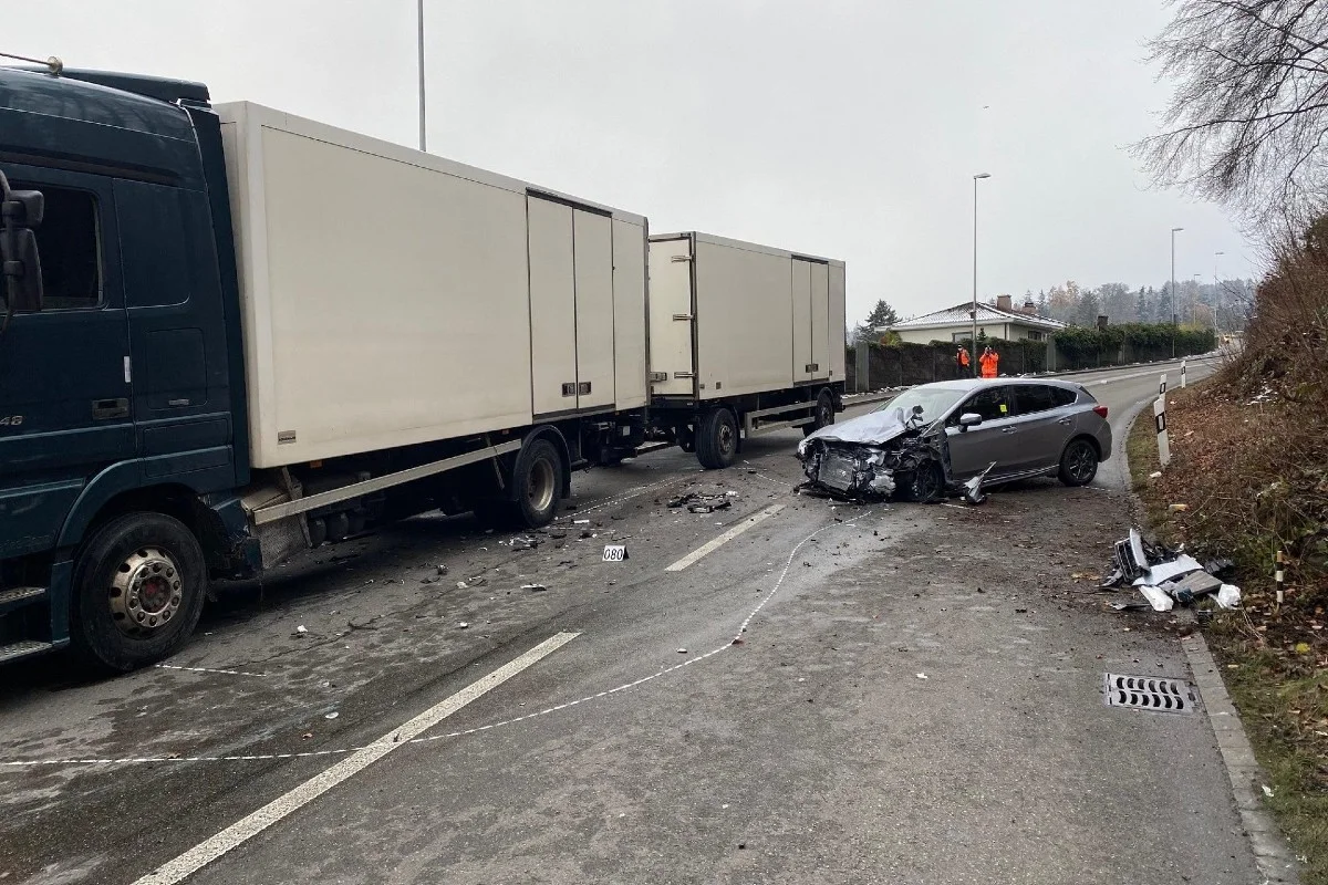 Fällanden ZH - Auto gerät ausser Kontrolle und kollidiert mit Lastwagen - zwei Verletzte