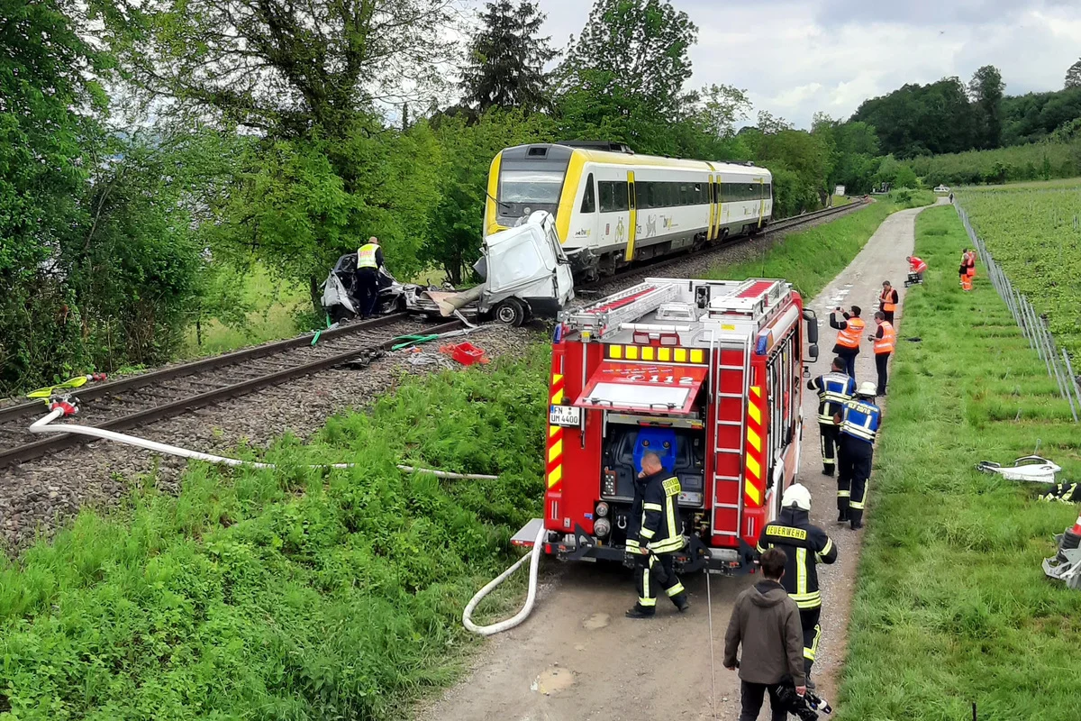Überlingen BW - Lieferwagen von Zug erfasst - eine Person tot 