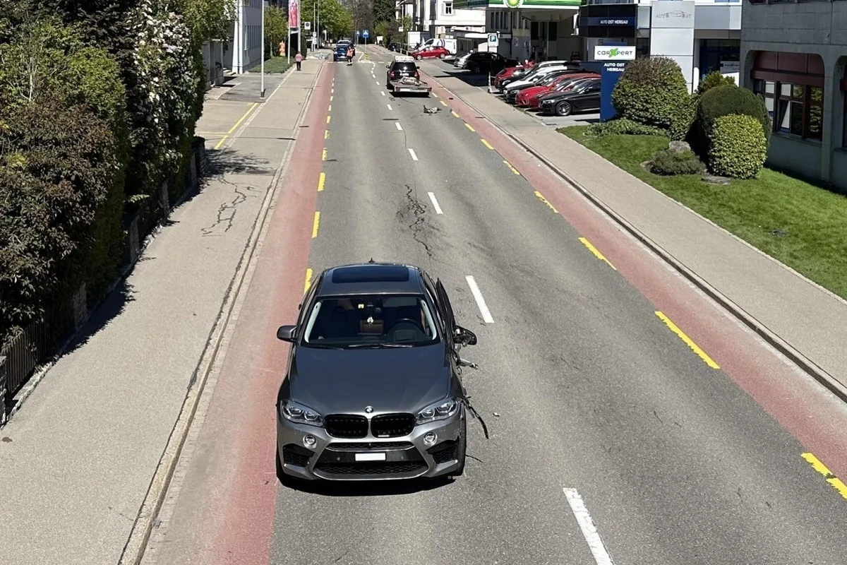 Herisau AR - Auto verliert bei Unfall eine Tür 