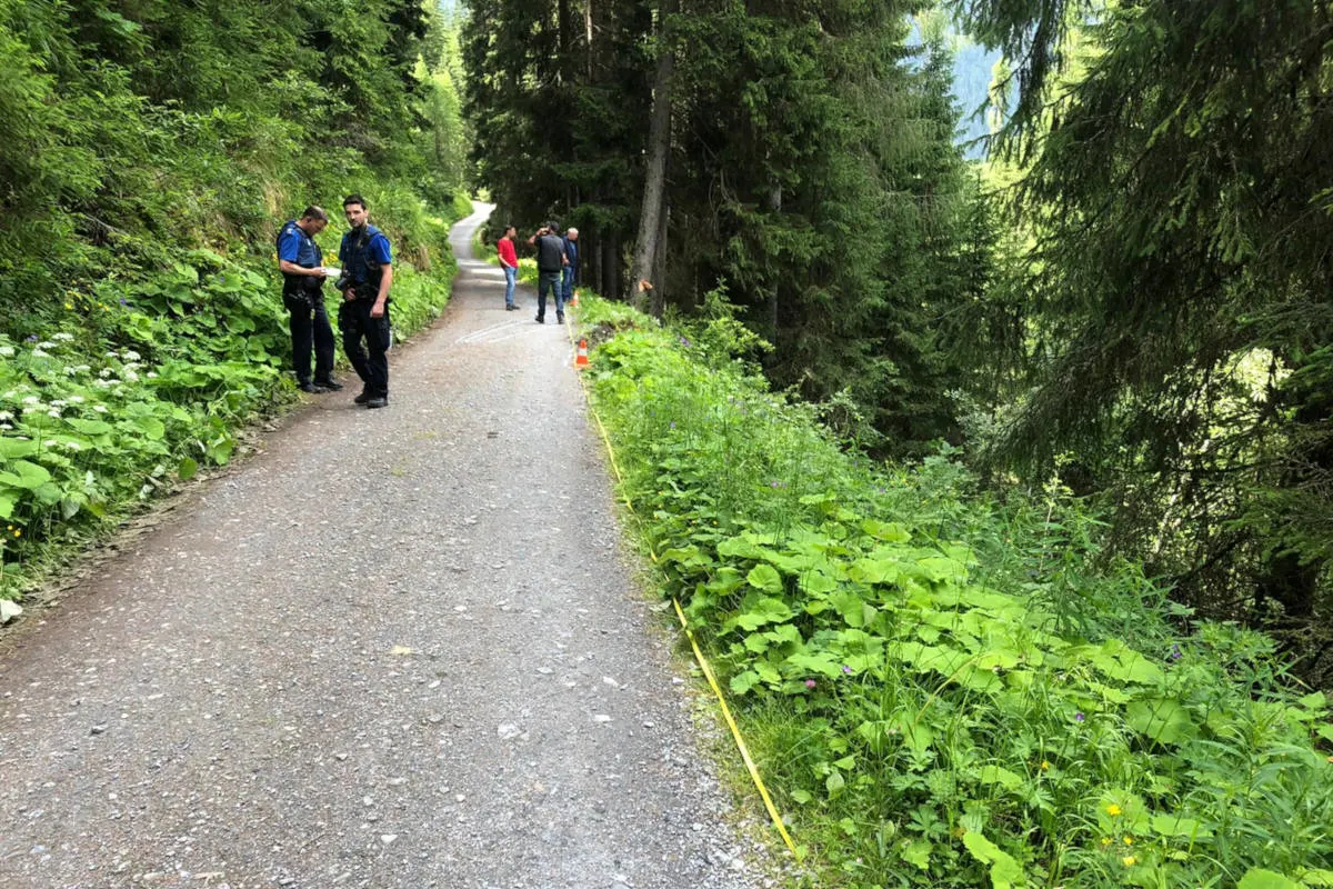 Davos Monstein GR - Lastwagen geriet neben die Strasse
