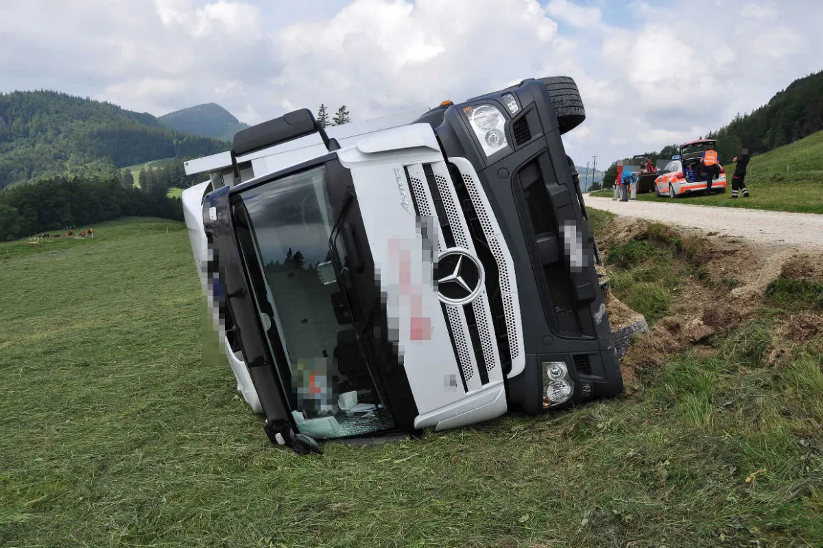 Oberdorf SO - Aufwändige Bergung eines gekippten Lastwagens