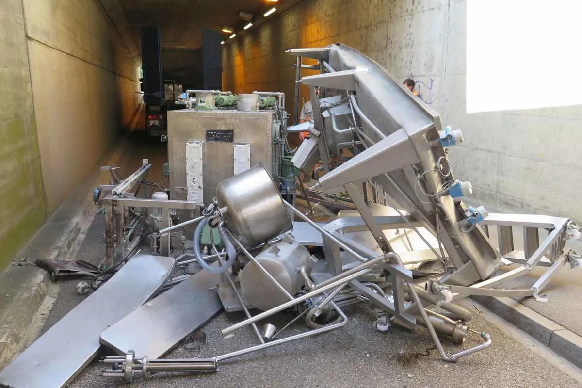 Muttenz BL - LKW streift Tunneldecke – Ladung verloren