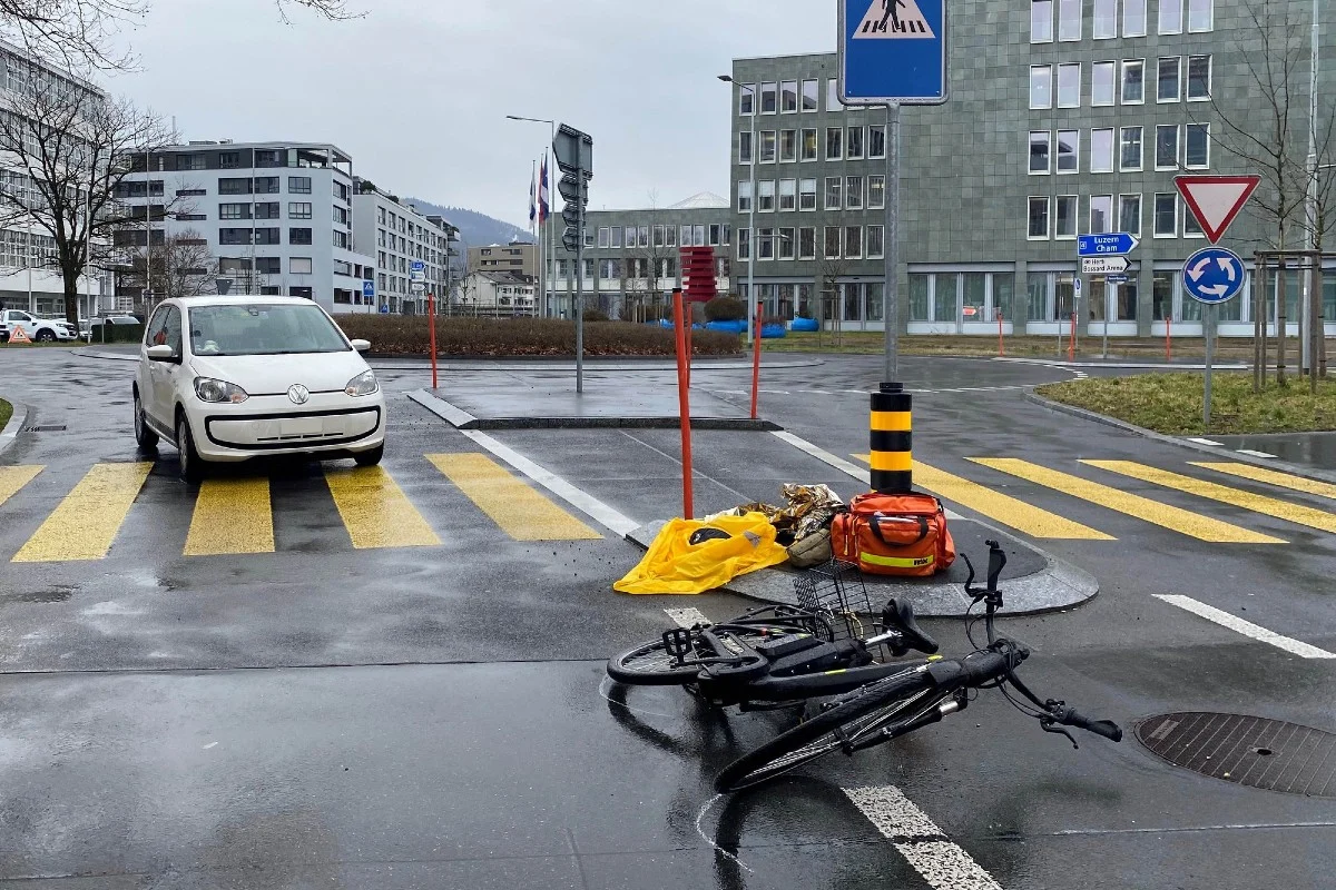 Zug - 59-jährige E-​Bikefahrerin von Auto angefahren
