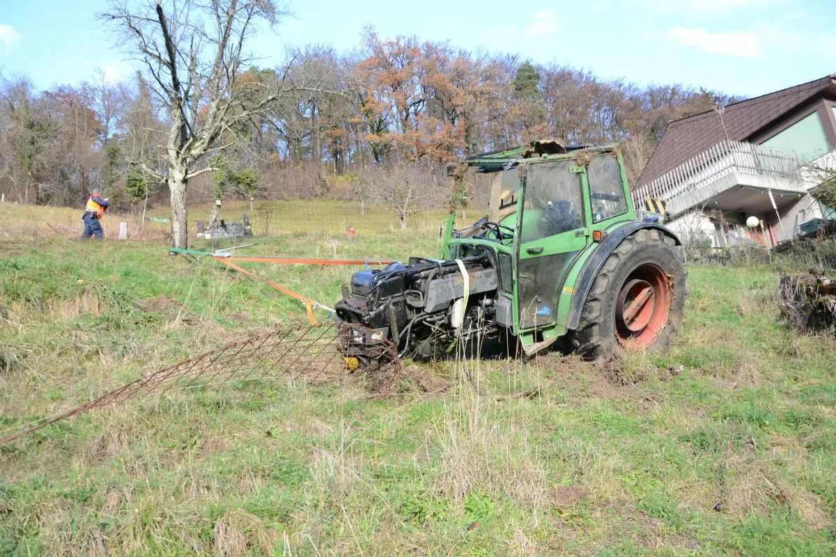 Ziefen BL - Traktor überschlägt sich - eine Person verletzt