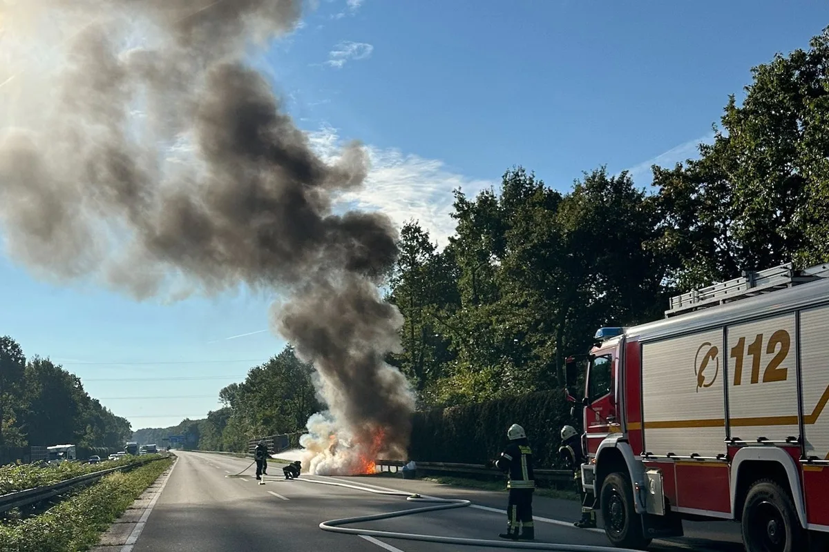 A3 Dinslaken NW – Brand von Pkw und Böschung auf Autobahn