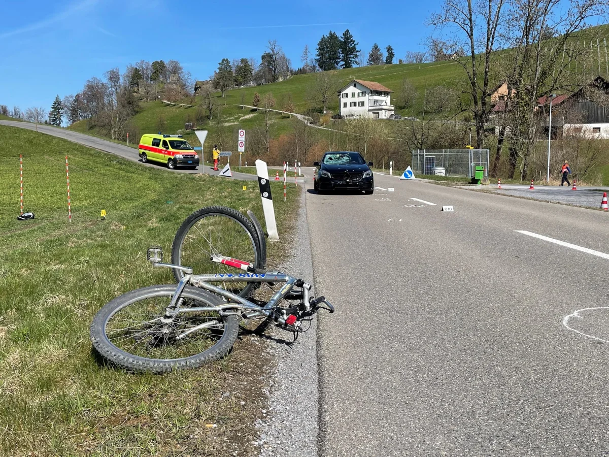 Wädenswil ZH: Velofahrer bei Verkehrsunfall schwer verletzt