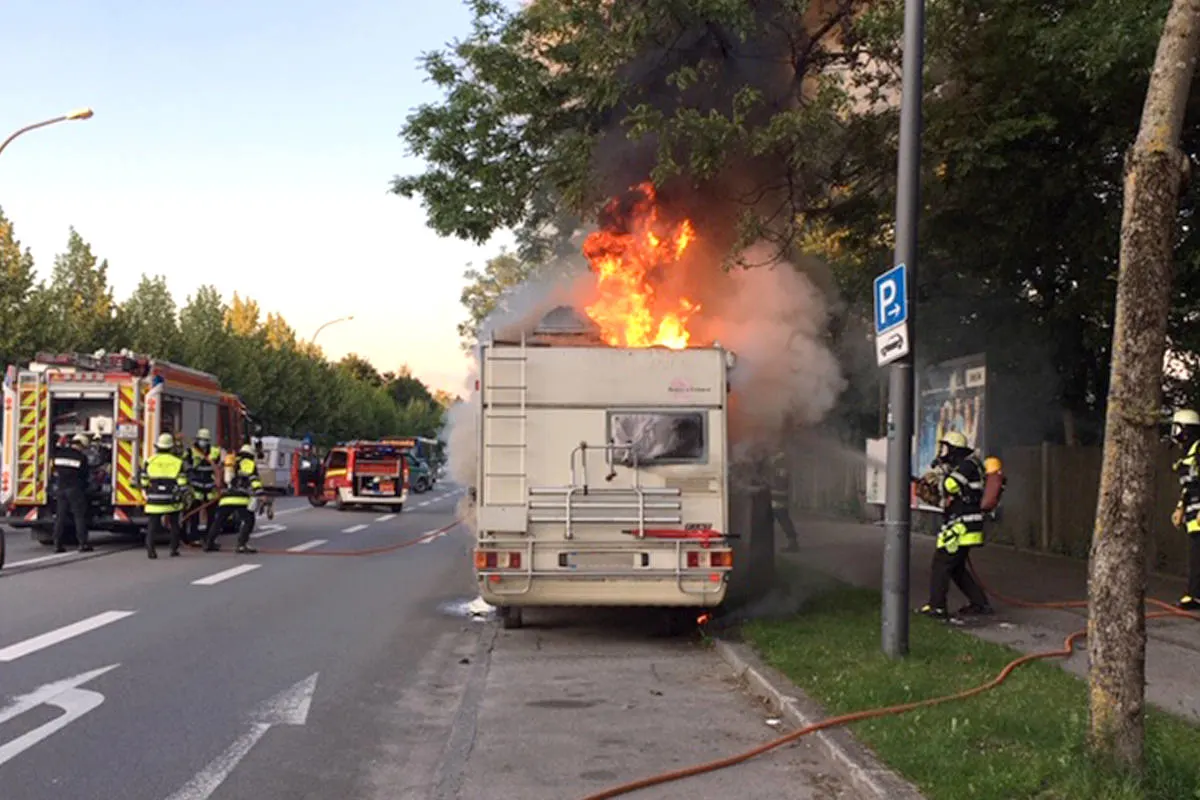 München – Wohnmobil brennt völlig aus