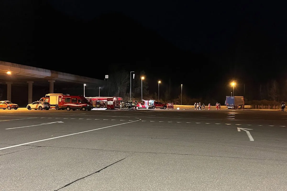 St-Maurice VS – Sattelanhänger verliert bei Fahrt gefährliche Flüssigkeit