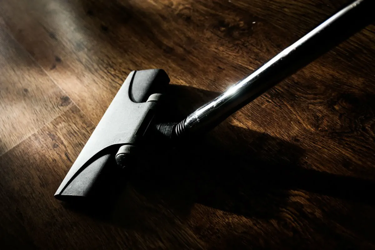Jugendliche gehen mit Staubsaugerrohr aufeinander los