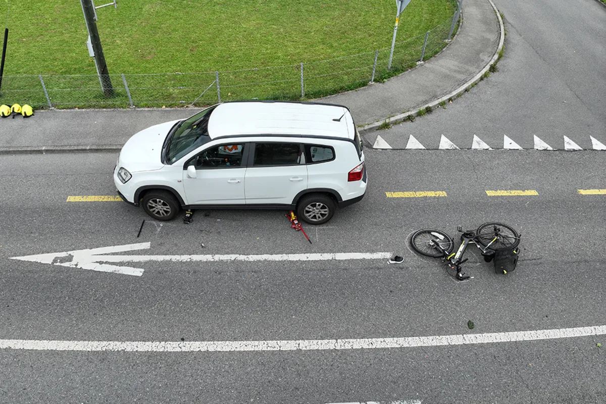 Stansstad NW - E-Bikerin bei Unfall unter Auto eingeklemmt 