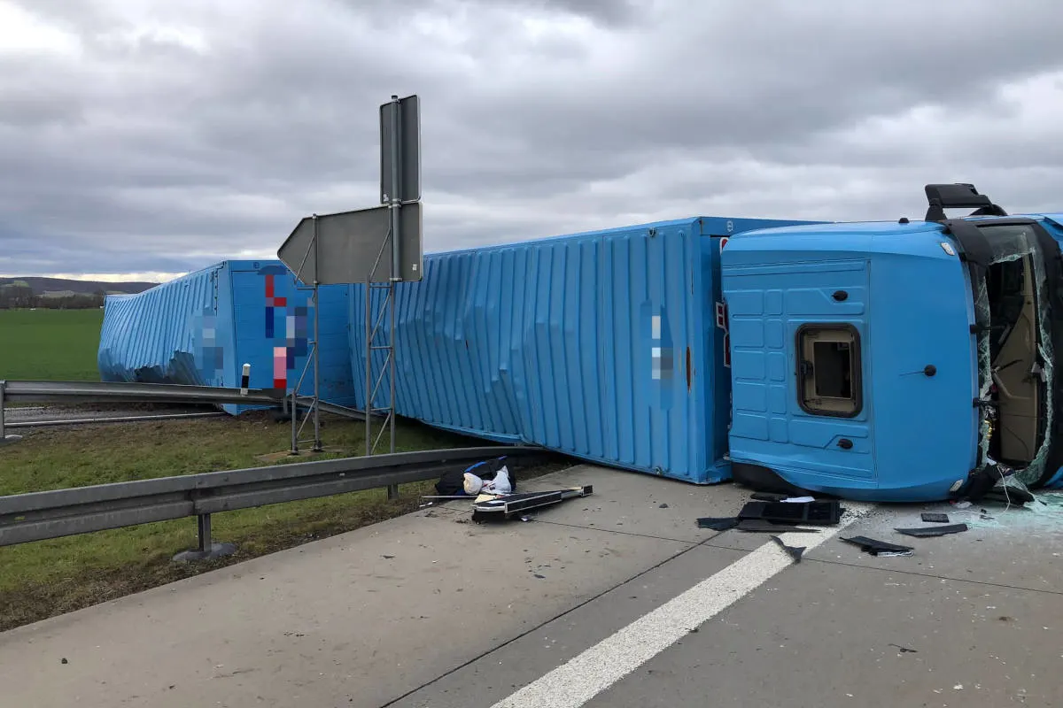 Heringen: Lkw auf der A38 zu weit abgefahren und umgekippt