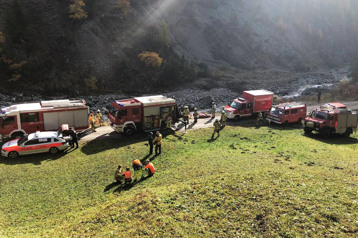 Unfall Samnaun GR - Anhänger mit Kerosin in Bach gestürzt