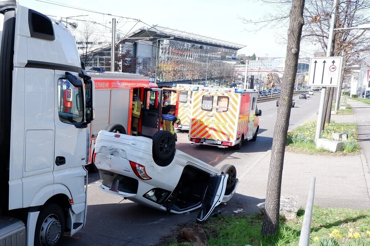 Unfall in Stuttgart - LKW mit einem Auto kollidiert