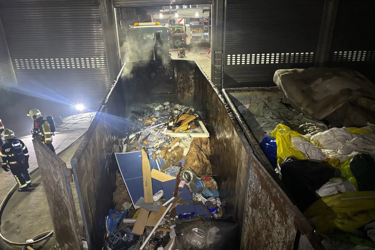 Affeltrangen TG –  Abfallmulde in Brand