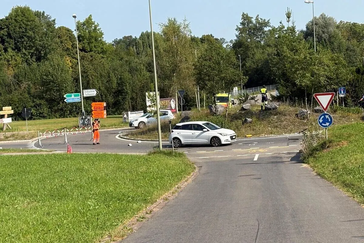 Rüti ZH – Velofahrer bei Unfall im Kreisel schwer verletzt