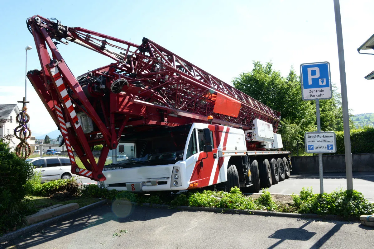 Hochdorf LU - Pneukran rollt rückwärts in Gartenmauer