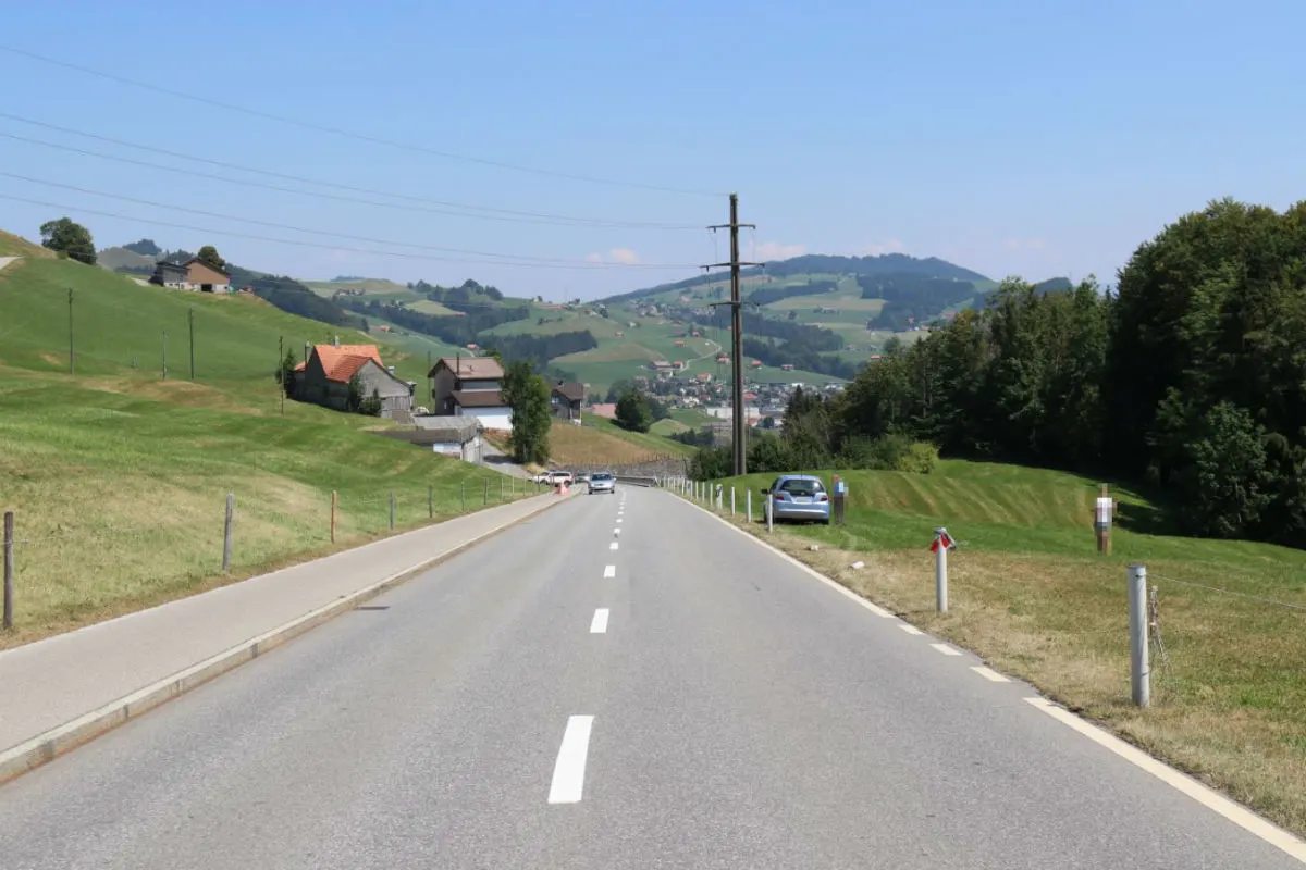 Gontenbad AI  - Wegen Ablenkung von Fahrbahn geraten 