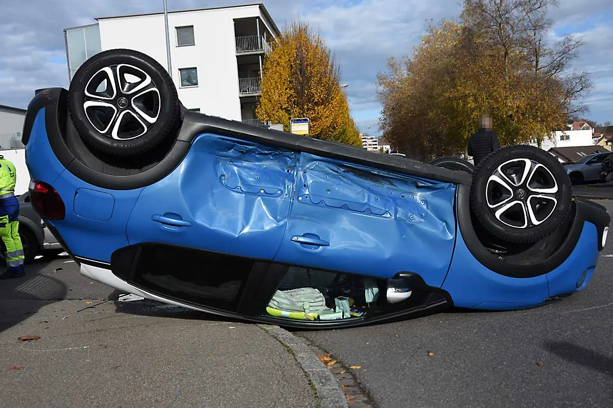 Unfall mit Verletzten in Flawil SG – Auto überschlagen nach Frontalzusammenstoss