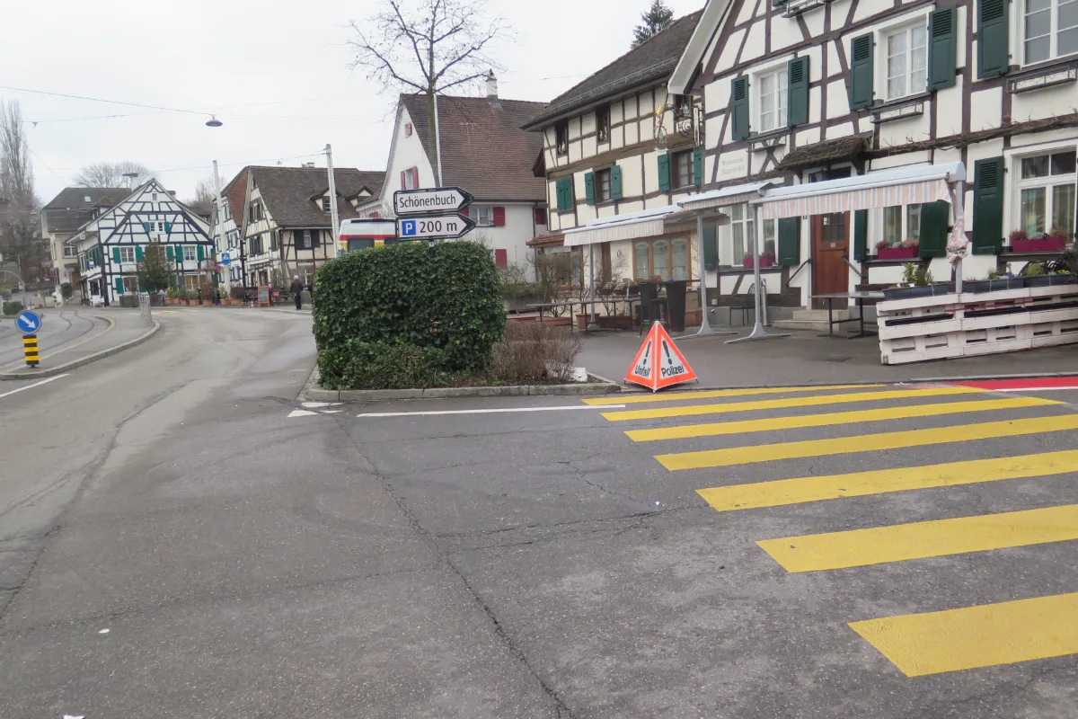 Allschwil BL - Auto fährt auf Lieferwagen auf - Zeugenaufruf